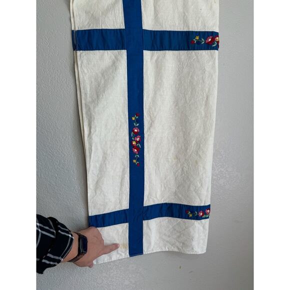 Vintage Hand Embroidered Table Topper Floral 30" x 30" - Picture 9 of 10